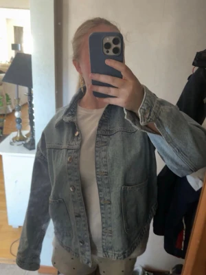  ljusblå jeansjacka - super fin lite oversize ljusblå jeansjacka från zara🥹🩵