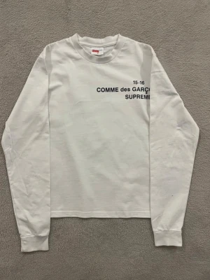 CDG x Supreme Long Sleeve - Säljer denna riktigt sällsynta tröja från 2016. Den skapades i samarbete mellan Comme des Garçons och Supreme. Storleken är S och den har en relaxed passform. Den är i princip oanvänd och har därför inga hål eller märken.  Om du har några frågor eller prisförslag är det bara att skriva till mig!