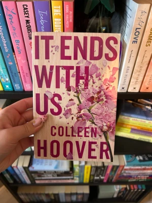 It Ends With Us - It Ends With Us av Colleen Hoover på engelska. Läst en gång men inga skador i eller på boken!  Kolla min profil för liknande böcker! +bundle rabatt!
