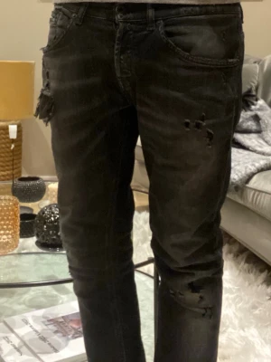 Dondup George jeans - Tjena ! Säljer nu ett par riktigt feta dondups i modellen George. Jeansen är i gott skick. Kontakta för fler frågor eller bilder 