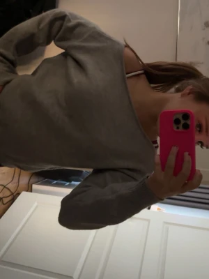 Grå oversized tröja med vid hals - Säljer en enkel och stilren grå tröja med oversized passform och bred, vid ringning. Tröjan har långa ärmar och är perfekt för en avslappnad look. Materialet ser ut att vara mjukt och bekvämt, troligen bomull eller bomullsblandning.