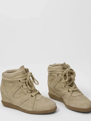 Beigea skor i mocka med klack - Snygga beige sneakers med kilklack och perforerade detaljer. Skorna har snörning framtill och är tillverkade i mocka med gummisula. I storlek 40 och köpta från Nelly. Aldrig använda utan endast testade, kommer i samma låda de är köpta i! Ge gärna prisförslag❣️❣️