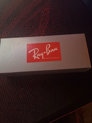 Ray-ban boyfriend box - Säljer ett par Ray-Ban ORB4147 boxen i modellen Boyfriend. 