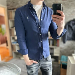 Ralph lauren linneskjorta  - Slim fit, Mycket fint skick, skötsellappen är lös men annars inget. Nypris ca 2000kr. Storlek S slim fit, passar dig som är 170-180cm ungefär. Skriv för mer information!🤝