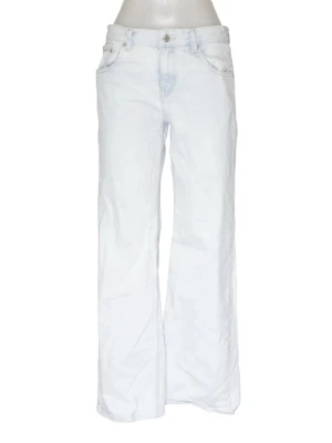 Vida ljusa jeans - Säljer ett par ljusa, nästan vita jeans med raka och vida ben. midjemått 72cm innerbenslängd 73cm