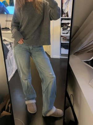 Lågmidjade jeans från Zara♥️ - Så coola jeans från Zara i storlek 36. Detta är inte mina bilder har tidigare köpt från Plick men det passade tyvärr inte mig i storlek så säljer vidare🤗