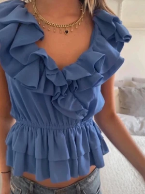 Baby blå volangblus🦋 - Supersöt volangtröja jag säljer för bra pris, jag accepterar att man lägger bud, passar perfekt i storlek och knappt använd💘💗