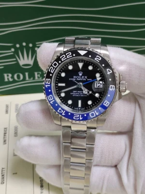 Herr klocka  - GMT-Master II “Batman” 40mm Säljer en oanvänd  GMT-Master II med den ikoniska blå/svarta bezeln. Klockan är i nyskick och har aldrig använts. • Modell: GMT-Master II • Storlek: 40mm • Urverk: Automatisk • Funktion: GMT / datum • Oyster-länk i stål • Keramisk blå/svart bezel 1500 kr utan box och certifikat 