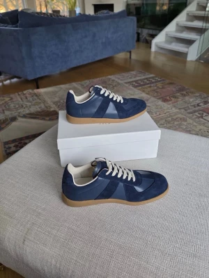 Marinblå maison margiela sneakers - Snygga marinblå maison margiela  sneakers. Knappt använda storlek 42. Tillbehör finns även kvitto 🧾.