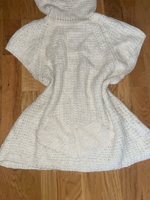 Vit stickad poncho med polokrage - Jätte mysig inga defekter