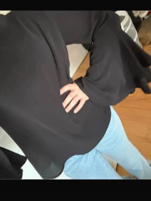 Blus - Säljer denna fina blus då den ej kommer till användning. Väldigt fint skick. Storlek M men passar även mig som har xs/s. 