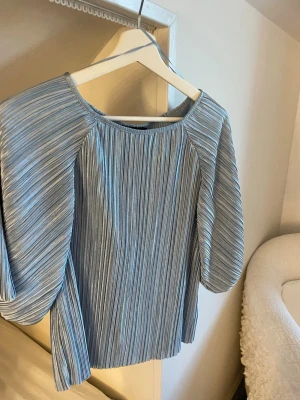 Blå plisserad blus med lång ärm - Jättefin blåa plisserad blus från H&M med rundhalsringning. Köpt för 300 kr men säljare enbart för 80 kr, i storlek S. 