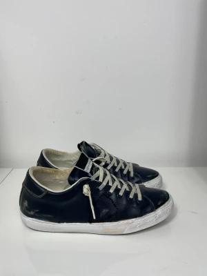 Philippe model skor  - Säljer nu dessa Philippe Model Skor i storlek 40 och fint skick, skorna är tillfixade med whitnercream för att den ska se extra fräscha ut, skriv för fler bilder/frågor🙌🏼