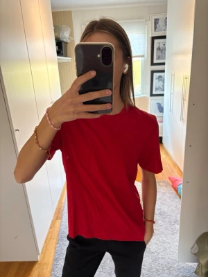 Röd t-shirt  - En enkel röd t-shirt som passar till allt och perfekt inför vår och sommar