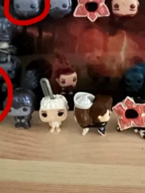 Stranger Things Funko Pop-figurer - Samling av små Funko Pop-figurer från Stranger Things. Figurerna är färgglada och har karaktäristiska stora huvuden och ögon. Bland karaktärerna syns Demogorgon, Eleven och andra från serien. Tillverkade i plast och perfekta för fans av serien.