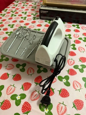 Vit elvisp med tillbehör - Säljer en vit elvisp med svart handtag och sladd. Medföljer fyra olika vispar och degkrokar i metall. Perfekt för bakning och matlagning. Placeras på en grå bricka. Märkt med '7 speeds' på sidan. Den är i perfekt skick och fungerar perfekt!