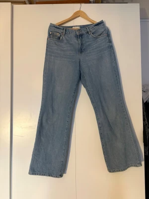 Stilrena jeans - Säljer basic blå jeans som du kan göra superfina med en snygg outfit. Från Gina Tricot i storlek 40. Tyvärr förkorta för mig. Pris är förhandlingsbart så passa på!