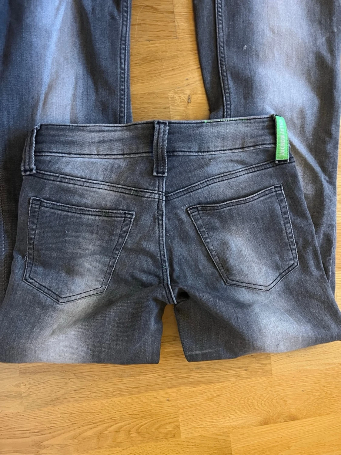Grå lågmidjade kvarg jeans med utsvängda ben från cheap monday - 3