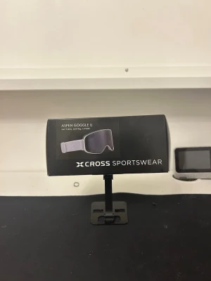 Aspen Goggle U från Cross Sportswear - Säljer ett par Aspen Goggle U från Cross Sportswear. Snygga sportiga solglasögon med svart ram och mörka linser. Perfekta för dig som vill ha stilrena goggles till utomhusaktiviteter. UV400-skydd och bekväm passform.