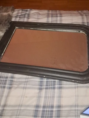 Stor svart spegel med rundade hörn - Säljer en stor rektangulär spegel med svart ram och rundade hörn. Spegeln har en bred ram i trä eller liknande material och passar perfekt som inredningsdetalj i sovrum eller hall.