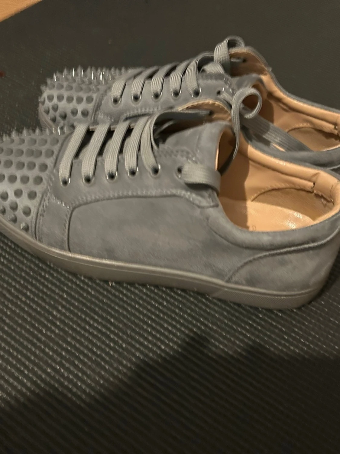 Grå sneakers med nitar - 2