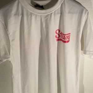 Vit Stussy t-shirt - Den är liten i storlek 