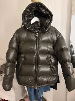 Svart pufferjacka från Zara - Säljer en svart pufferjacka från Zara med glansig finish och stor huva. Jätte bra kvalite, har en fläck men inget spm syns vid anblick