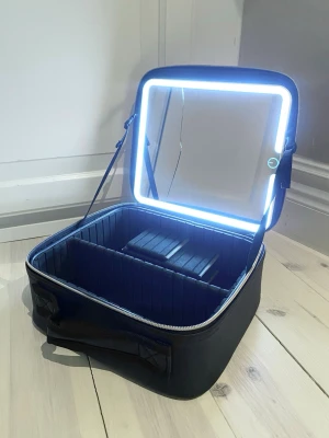 Sminkväska med ledspegel  - Säljer sminkväska med avtagbar ledspegel med 3 olika ljuslägen. Perfekt för smink och förvaring hemma eller på resa 🖤Spegeln är tyvärr sprucken, men belysningen fungerar precis som den ska.  - Justerbara fack - du kan flytta dem och anpassa hur du vill organisera ditt smink. - Fodral till sminkborstar ingår och får plats i väskan. - Laddarsladd till spegeln ingår.