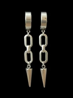 Silvriga örhängen kedjeörhängen med spets  - Priset avser ett par örhängen. Finns även i guldfärgad variant.  Material: rostfritt stål Längd: ca 45 mm Nickelfria och handgjorda.