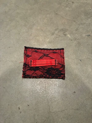 Jeansplånbok -  Dropp 7  Handsydd plånbok i vintage jeans. Varje exemplar är unikt med snygga detaljer. Plånboken håller flera kort utan att dem åker ut. Små variationer i färg och struktur visar på plaggets tidigare historia💙  Tiktok: Jeanius.bc