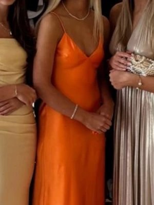 Orange Balklänning - Snygg orange långklänning med smala axelband och öppen rygg. Perfekt för bal eller sommar🧡