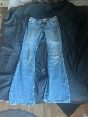 Ljusblå bootcut jeans från Gina  - Säljer ett par ljusblå lågmidgade bootcut jeans från Gina tricot, är använda någon enstaka gång. Säljer då de är för stora💓är i storlek S och i TALL💓 
