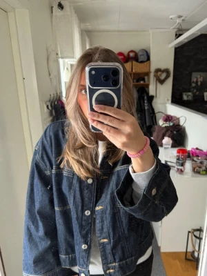 Jeans jacka - Nice till sommaren, jättefint skick, inga deffekter alls 😊 den är i storlek L men den är croppad så den passar mig som är vanligtvis i S 