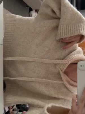 Stickad hoodie Zara  - Beige stickad hoodie från Zara i strl M/L 