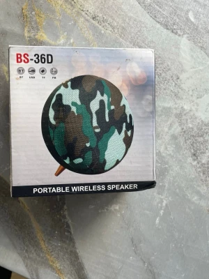 BS-36D Trådlös högtalare kamouflage - Säljer en portabel trådlös högtalare, modell BS-36D, med coolt kamouflagemönster. Högtalaren har rund form och stödben, samt stöd för Bluetooth, USB, TF-kort och FM-radio. Perfekt för att ta med sig överallt och spela musik trådlöst.