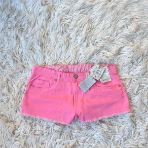 A12 Lowrise rosa jeansshorts - 2016 vibe!💞 Perfekt för sommaren! Midja ca 41,5💞Uppslattad storlek S-M 