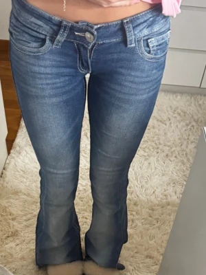 Snygga lågmidjade jeans från Gina - Köptes någon månad sen & knappt använda- inga slitningar och ser ut som nya i storlek XS