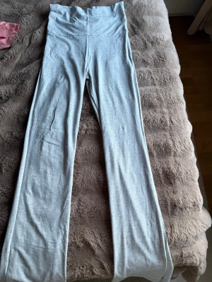 Ljusgrå yoga pants från Gina - Säljer ett par ljusgrå yoga pants från Gina. Storlek 158/165