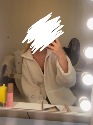 Y pilt zip teddy jacka - Köpte den i oktober men har knappt knappt användt den. men passa jätte bra nu till våren 