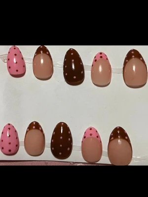 Bruna och rosa prickiga press-on naglar - Skriv gärna vid frågor eller beställningar, finns i alla storlekar och i kort eller medium längd!!💗💕Lim ingår och de är återanvändbara💖