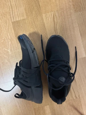 Svarta Nike Air Presto sneakers - Snygga helsvarta Nike Air Presto sneakers som ofta är slutsålda nu för tiden. Köpte dem för flera år sen men har bara använt 1-2 gånger