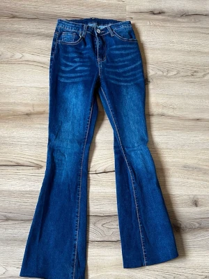 Petite mörkblåa flare jeans - Fina jeans från Shein i petite storlek. I väldigt bra skick