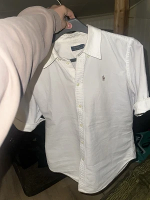 snygg ralph lauren piké tröja - säljer en nästan helt oanvänd vit ralph lauren piké tishirt då jag kannpt använder och den inte passar längre har använt 2 två gånger och de matchar inte med min stil tröjan är som helt ny inga fel på den priset kan diskuteras då jag inte vet värdet 
