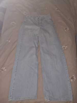 Ljusblåa raka jeans med hög midja - Säljer ett par ljusblå jeans med rak passform och hög midja. Storlek 26, vet ej längden men de passar mig som är 172cm lång