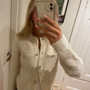 Jättefin stickad kofta - Säljer denna fina kofta då den inte kommer till användning.  Köpte den för 600. 