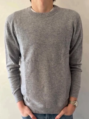 Bengtson’s 100% Merinoull Grå Sweater - Bengtson’s Merino | Helt Ny | Cloud Grey | 100% Merinoull | Handsydda Tvättlappar | Slim/Regular Fit | Storlek S | Modellen är 178 | Hör gärna av dig om du har någon fundering!