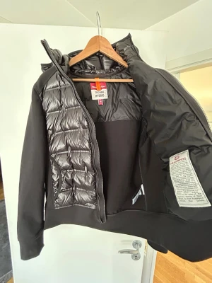 Para jumper cardigan  - Näst intill oanvänd(använd en gång) cardigan som passar bra nu till våren, inga defekter hursomhelst och kan även passa om man har storlek L. Mycket bra skick 