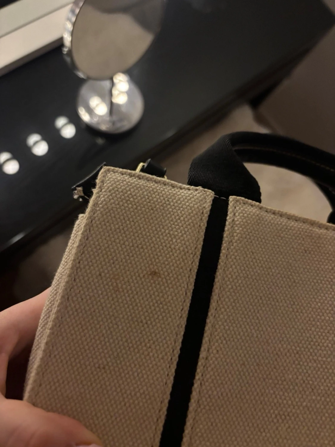 Beige canvas handväska med svarta detaljer - 3