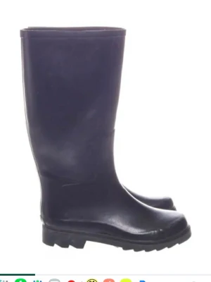 Brand New Rubber Boots Stl 38 - 36 23.2cm 37 24.1cm 38 24.9cm 39 25.7cm 40 26.6cm 41 27.4 shaft circumference ca 34cm  ​Why You’ll Love Them: ​Genuine Natural Rubber: High-quality natural material for a superior fit, better durability, and more flexibility than cheap plastic alternatives. ​Modern Aesthetic: Featuring a sleek, polished black finish that looks just as good with urban outfits as it does in the countryside. ​100% Waterproof: Sturdy construction designed to keep your feet completely dry, no matter how hard it pours