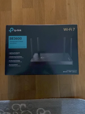 TP-Link BE3600 Wi-Fi 7 Router - Säljer en TP-Link BE3600 Dual-Band Wi-Fi 7 router, modell Archer BE230. Routern är svart med fyra externa antenner och har stöd för 3.6 Gbps hastighet, 2.5G multi-gig portar och beamforming för bred täckning. Perfekt för dig som vill ha snabb och stabil uppkoppling hemma.